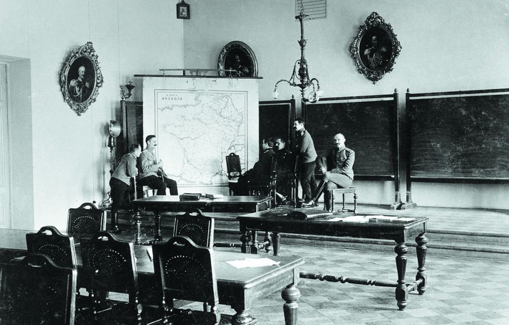 Офицеры на занятиях в академии