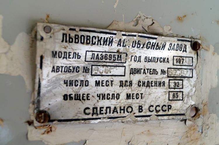 Табличка старого автобуса – символа былого могущества