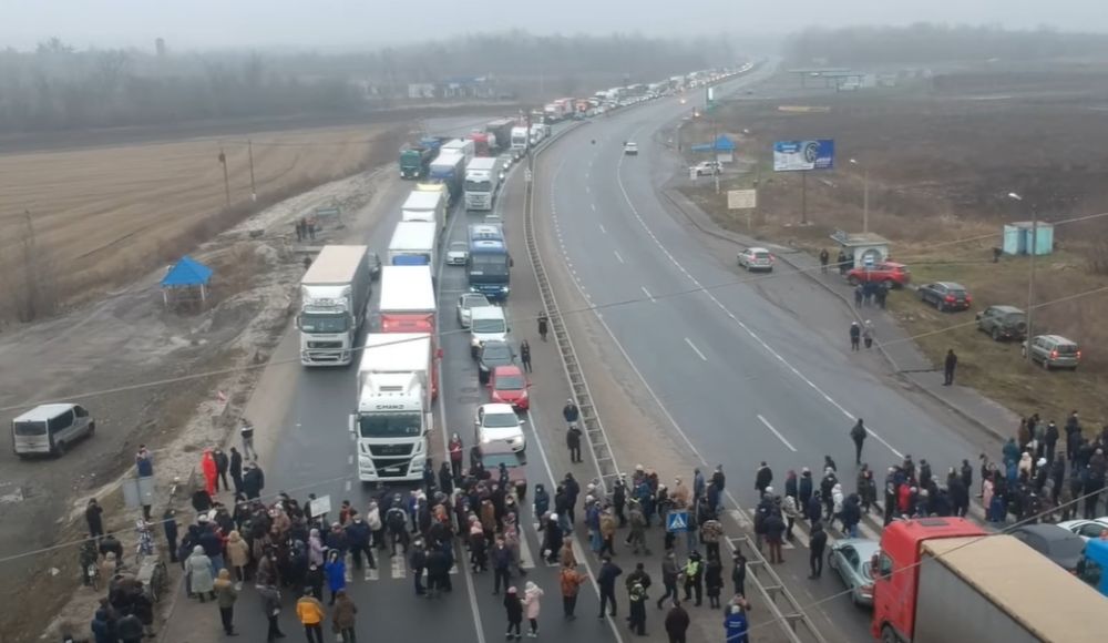 Жители городка Лубны перекрывают автотрассу