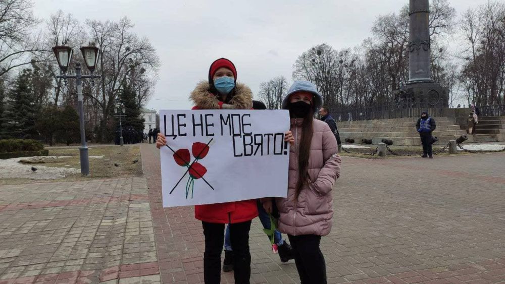 От отказа праздновать…