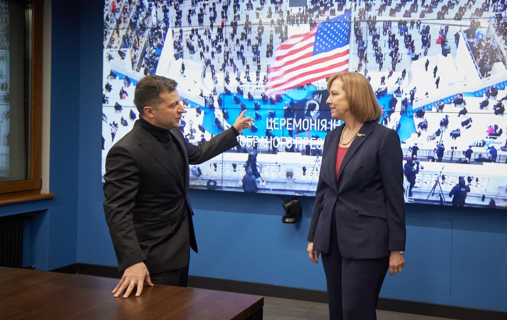 Зеленский под надзором наблюдает за инаугурацией Байдена