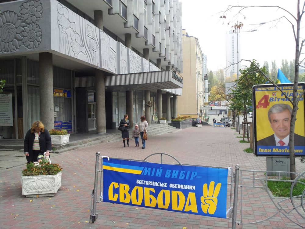 Такое грандиозное здание в 1974 году подарила кинематографистам УССР Советская власть