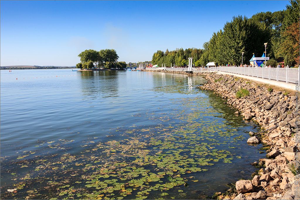 Комсомольское озеро с островом Сидоренко