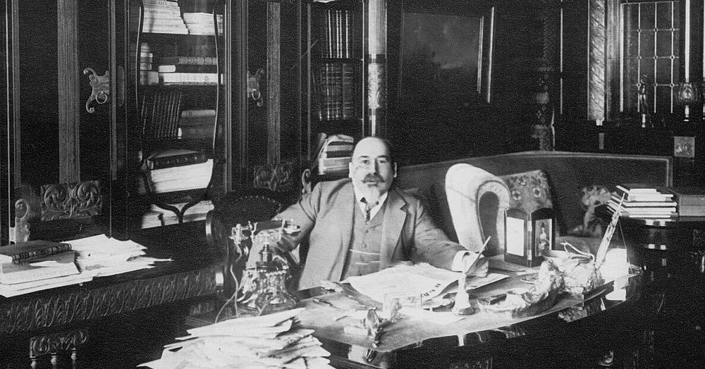 Основатель «Огонька» С.М. Проппер рабочем кабинете своего издательства