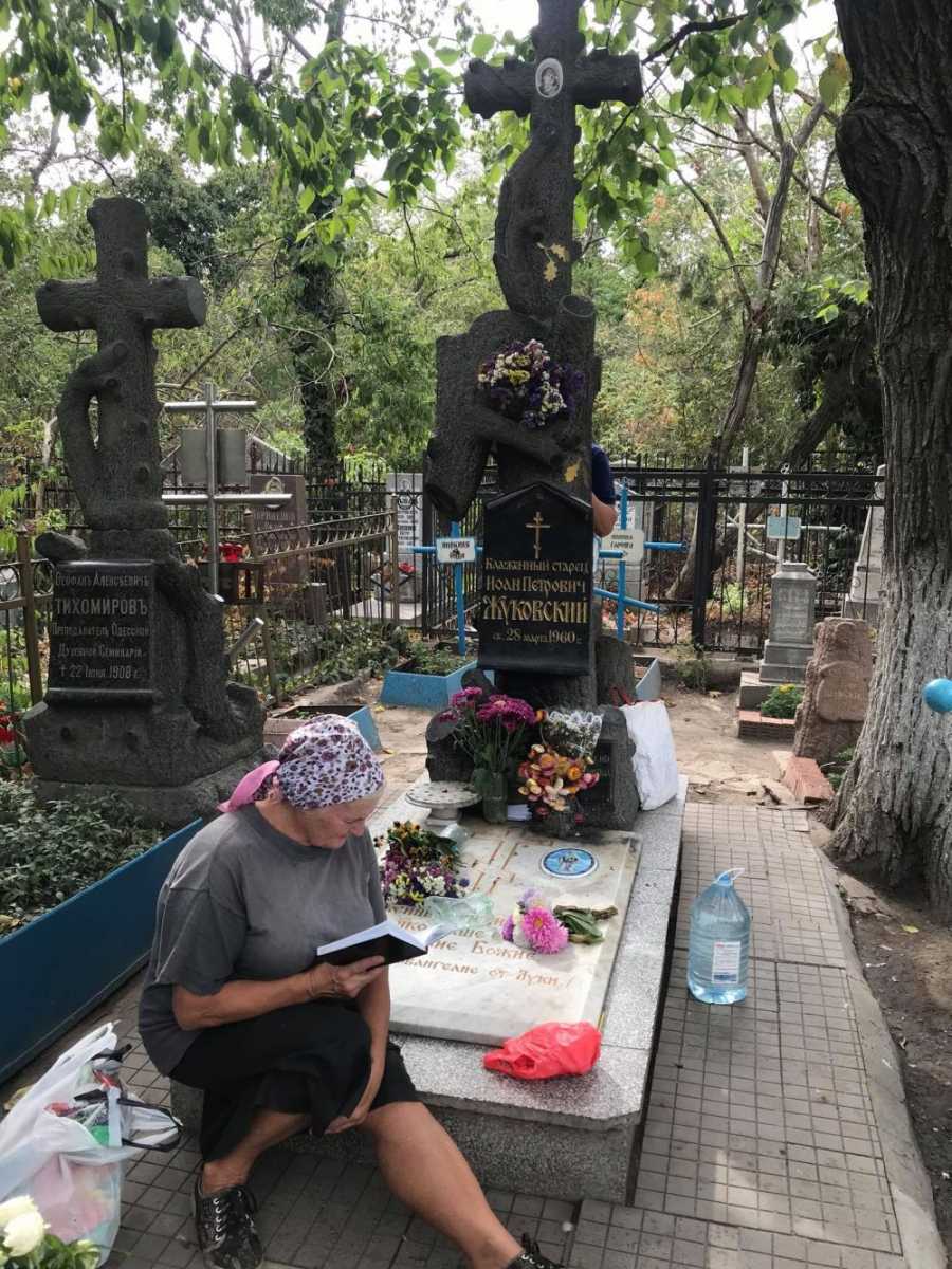 Памятник на могиле старца видел издалека