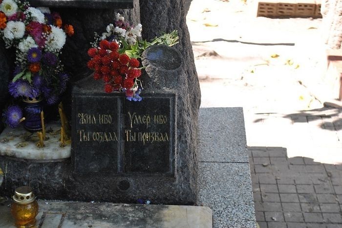 Памятник на могиле старца видел издалека