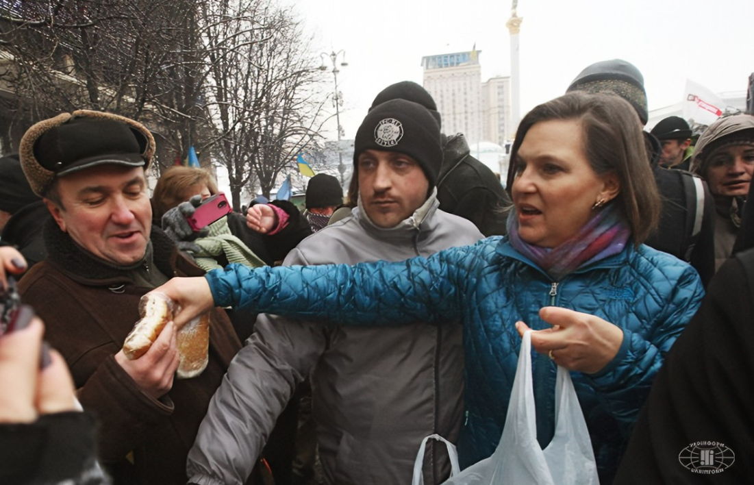 Виктория Нуланд раздаёт «булки демократии» на «евромайдане» – очень символично