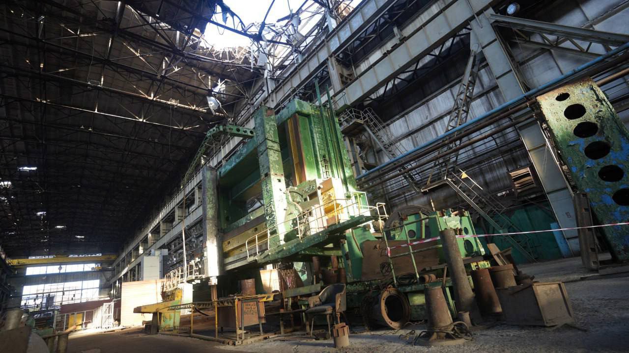 Так сегодня выглядят цеха «Азовмаша» – где-то уже можно работать, а где-то ещё предстоят ремонт и восстановление.