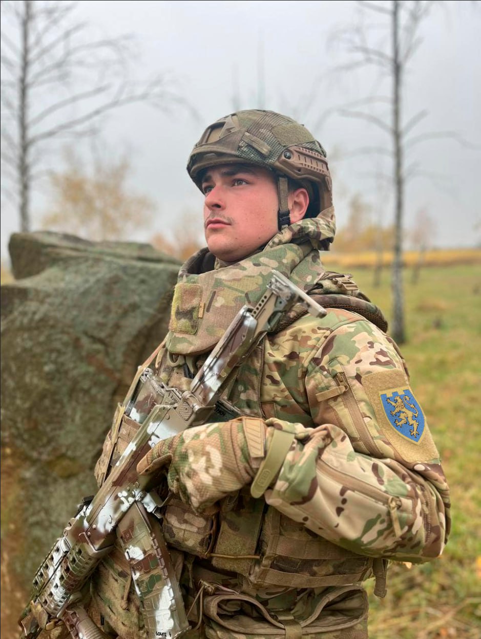 «Юнга» пока что принимает участие в постановочных фотосессиях, дабы такие снимки привлекали его сверстников и сверстниц в ВСУ. Ну, а потом снимки будут куда печальнее – юные инвалиды без рук и ног, гробы и безутешные матери, ряды могил… 