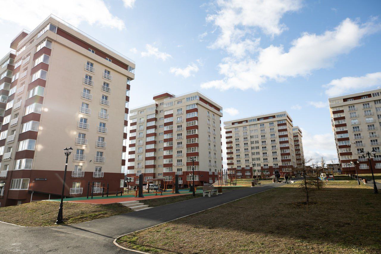 Новенькие дома под заселение на Левом берегу Мариуполя в Орджоникидзевском районе.