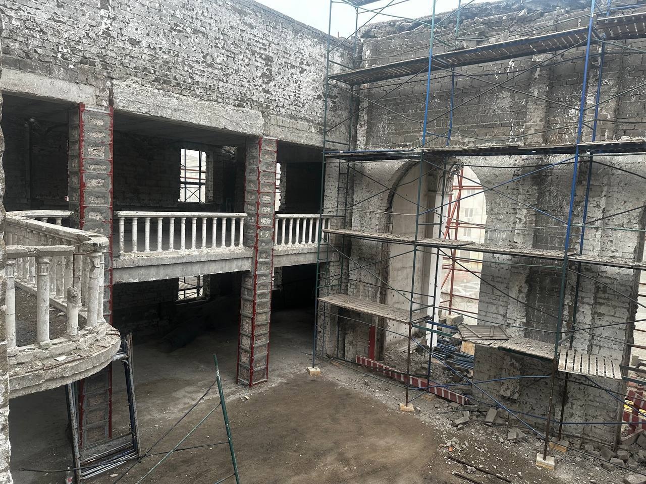 Петербургские строители восстанавливают Драмтеатр