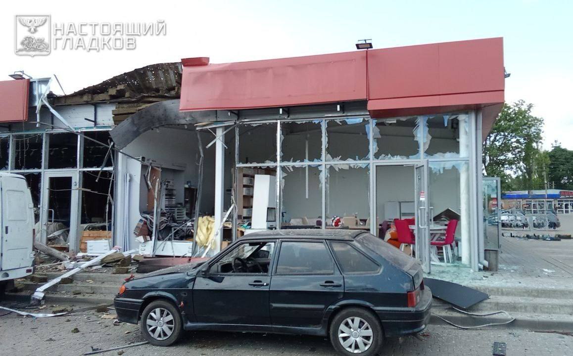 Последствия попадания беспилотника по торговому объекту в посёлке Пролетарском.