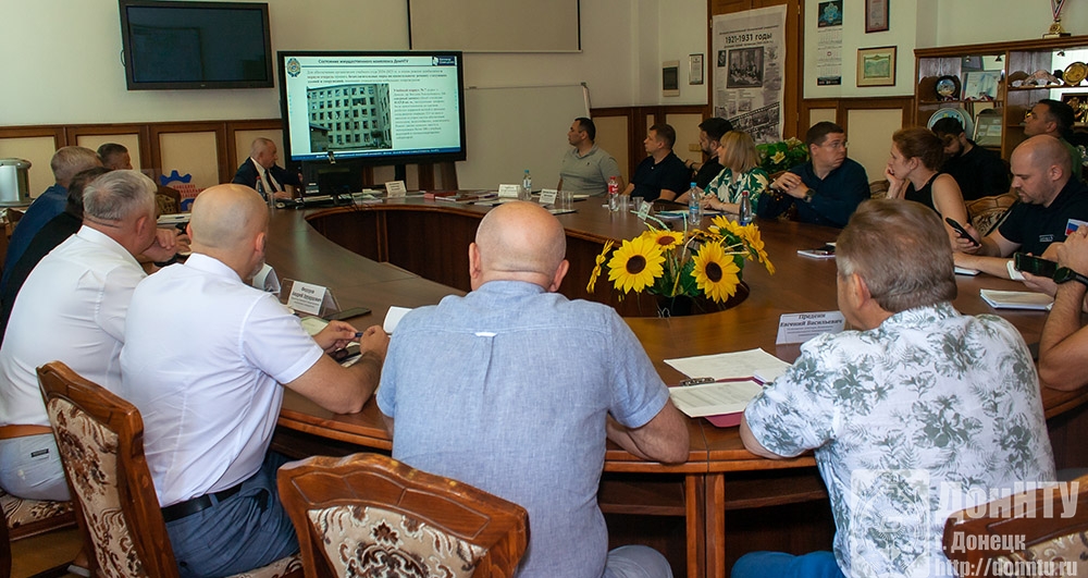 Все рабочие моменты обсуждаются за круглым столом.