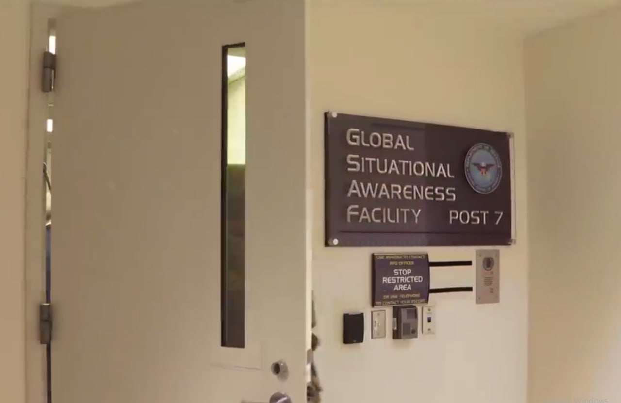 Вот из этого центра американцы воюют украинцами