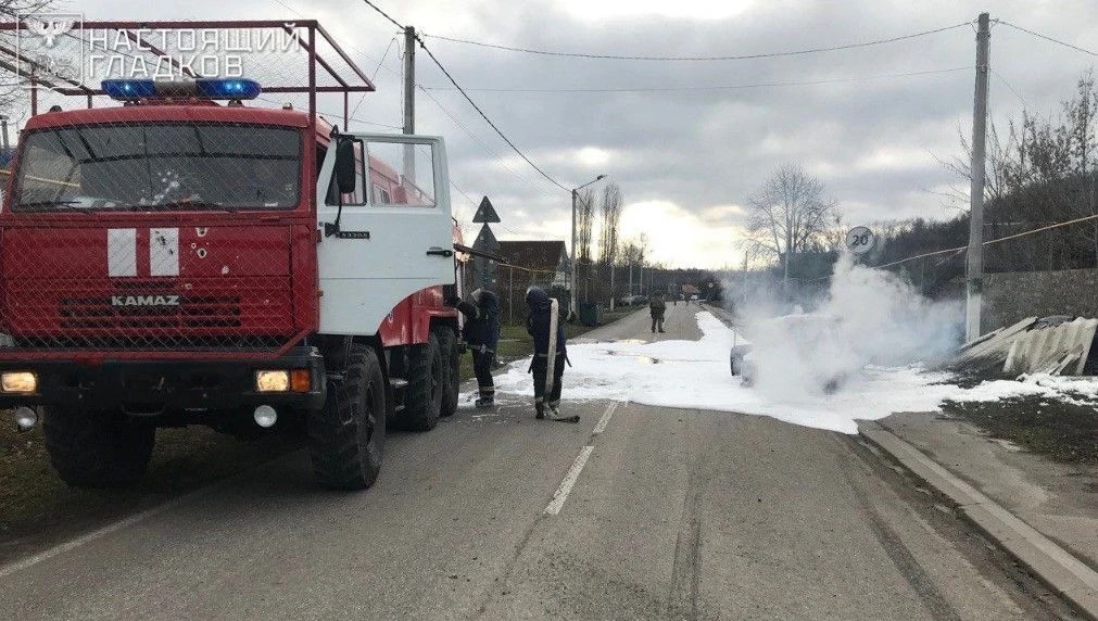 Автомобиль МЧС, загоревшийся после атаки дрона ВСУ в селе Доброе Грайворонского округа Белгородской области.