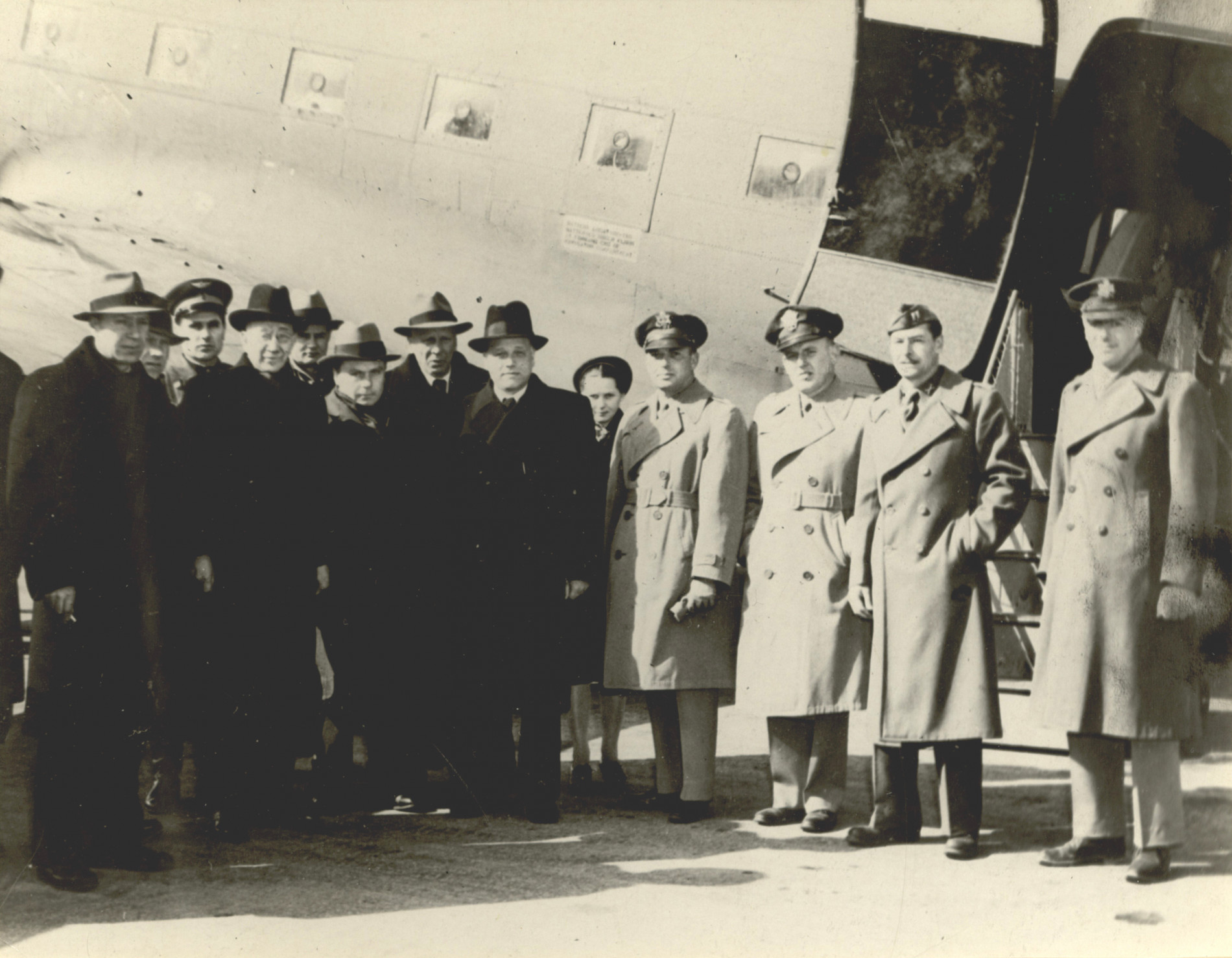 Встреча делегации БССР в Фербенксе (штат Аляска, США) на пути в Сан-Франциско для участия в учредительной конференции ООН.  4 мая 1945 г.