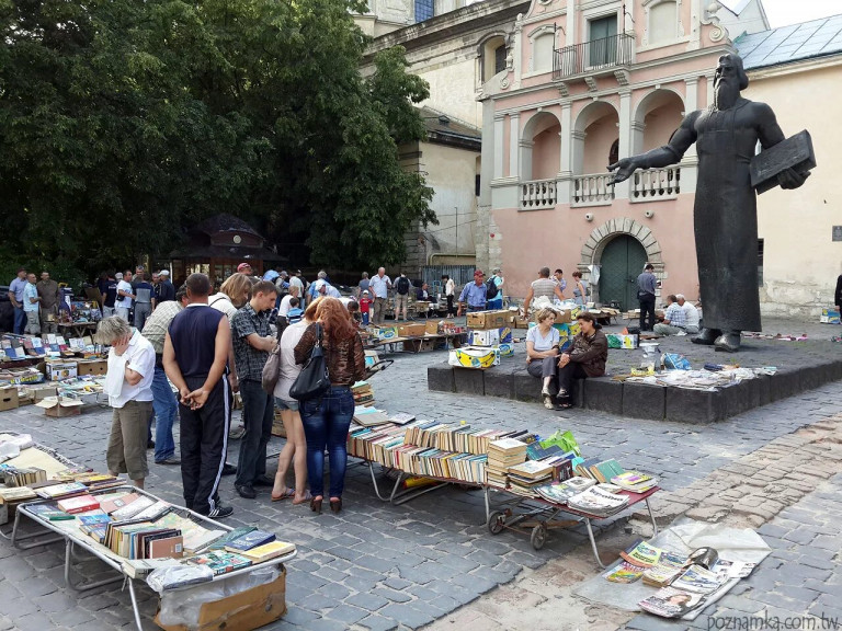 Львов. Городская букинистическая ярмарка на площади Музейной возле памятника первому русскому книгопечатнику Ивану Фёдорову, на которой продают книги на русском языке