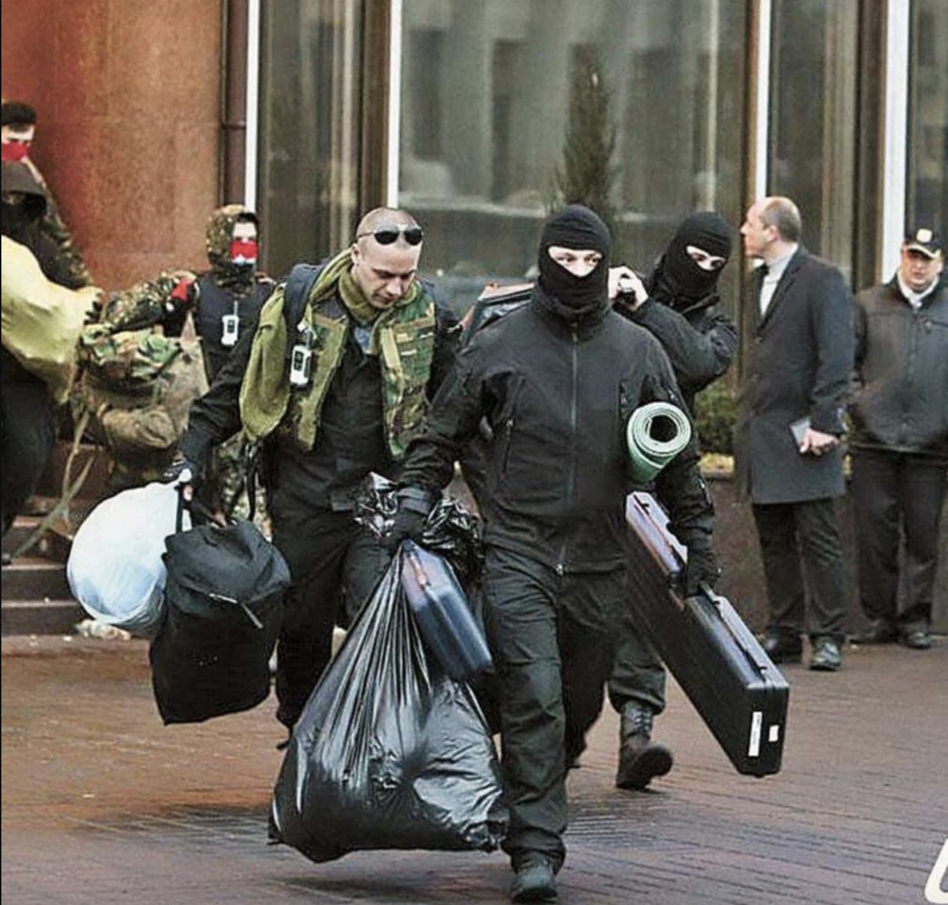 «Правый сектор»* выходит с оружием из гостиницы «Днепр» в Киеве, поодаль справа – главарь «Самообороны Майдана» Андрей Парубий 