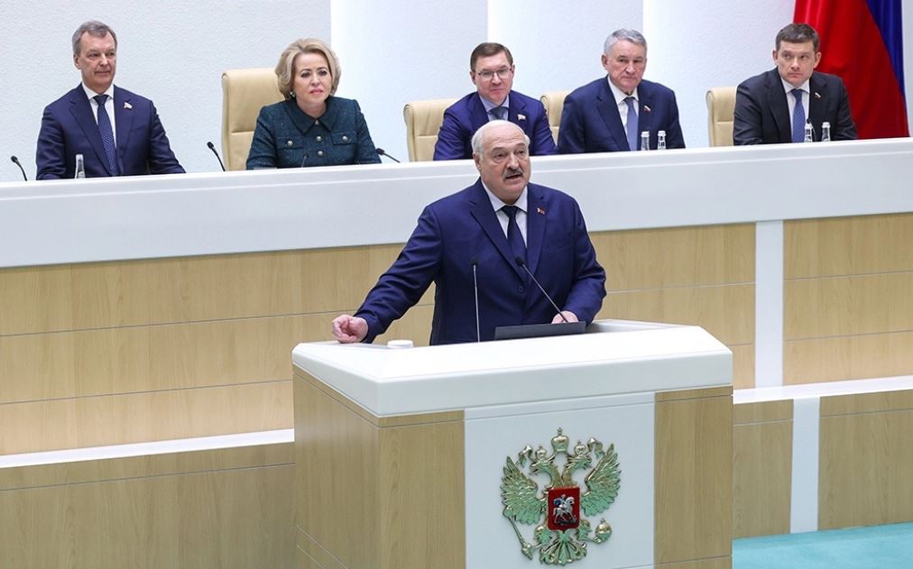 Лукашенко во время выступления в Совете Федерации	