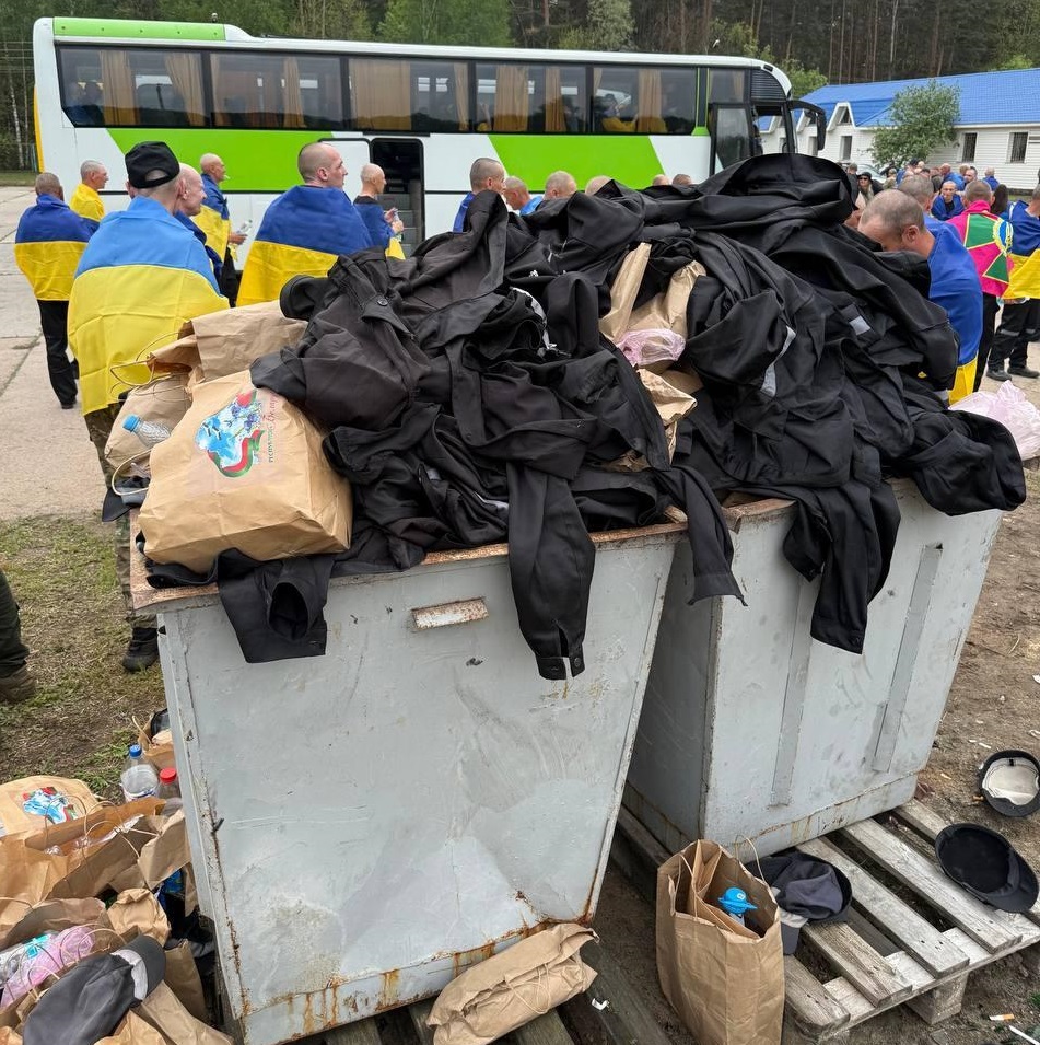 Подарки белорусской стороны, выброшенные украинскими военнопленными