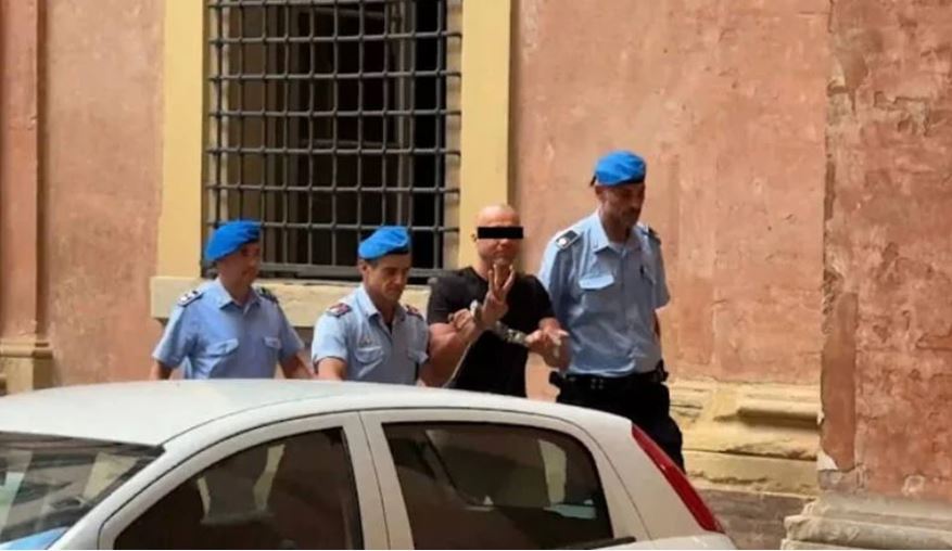 Кузнецов входит в здание суда в Болонье