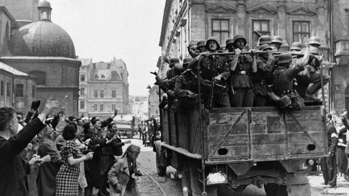 Будущие погромщики радостно приветствуют вступление в Львов фашистов