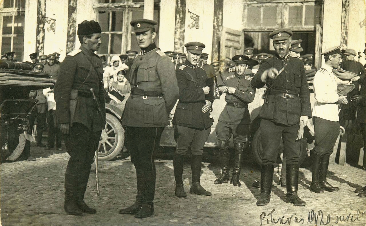 Булак-Балахович (крайний слева) в Пскове в мае 1919 года