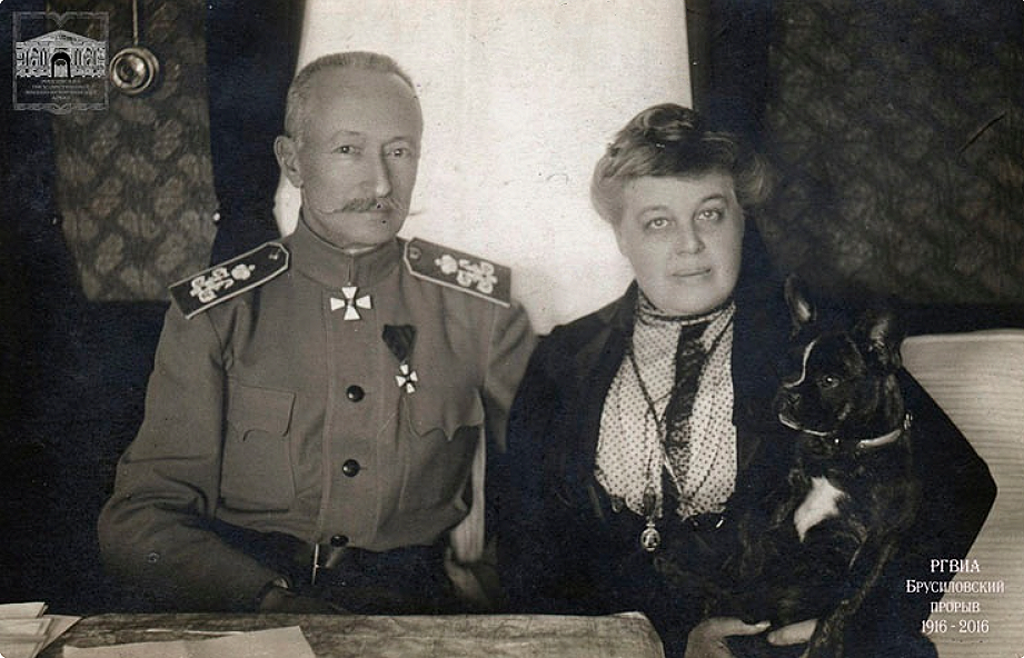 Генерал от кавалерии Алексей Брусилов с женой Надеждой Владимировной Желиховской, 1916 год.