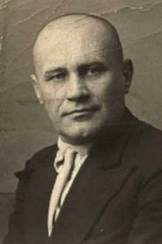 Довоенная фотография Георгия Исакова в гражданской одежде