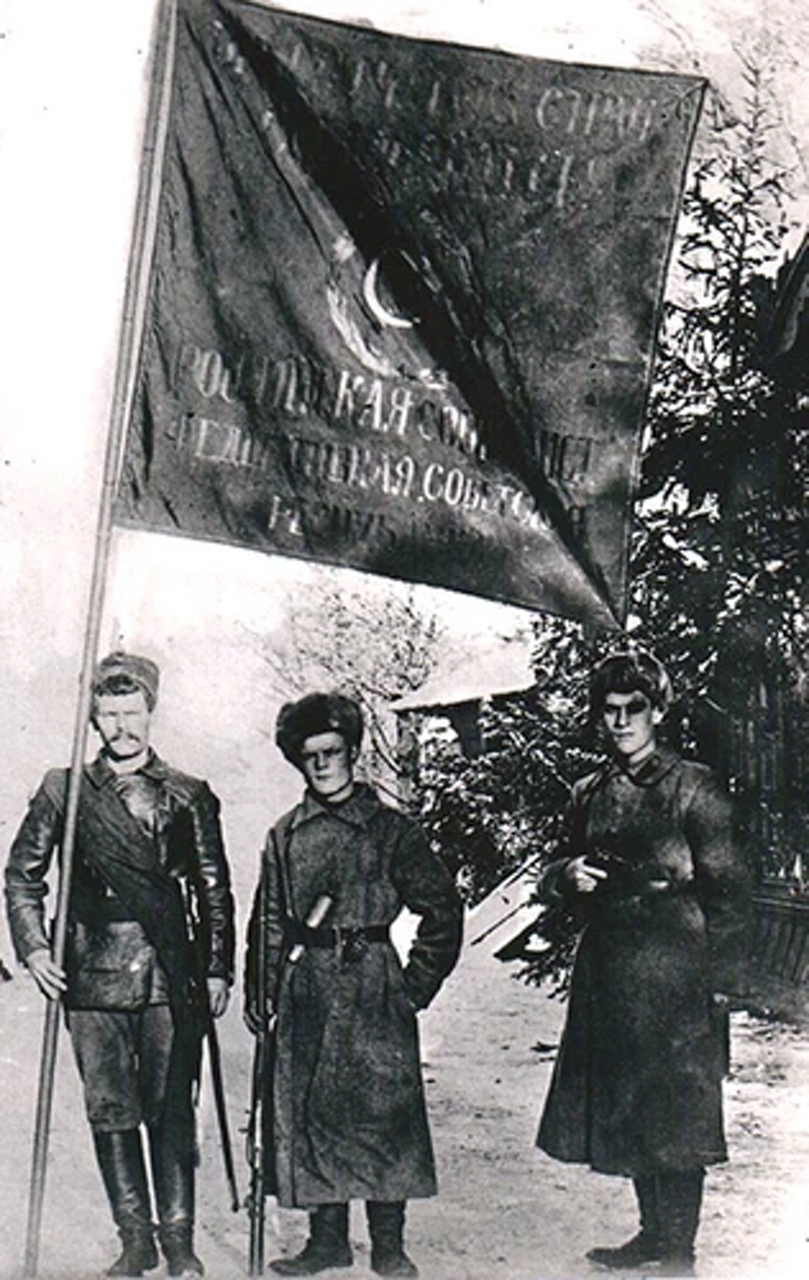 Филипп Голиков (в центре) – ассистент знаменосца полка Красных орлов. 1918 год