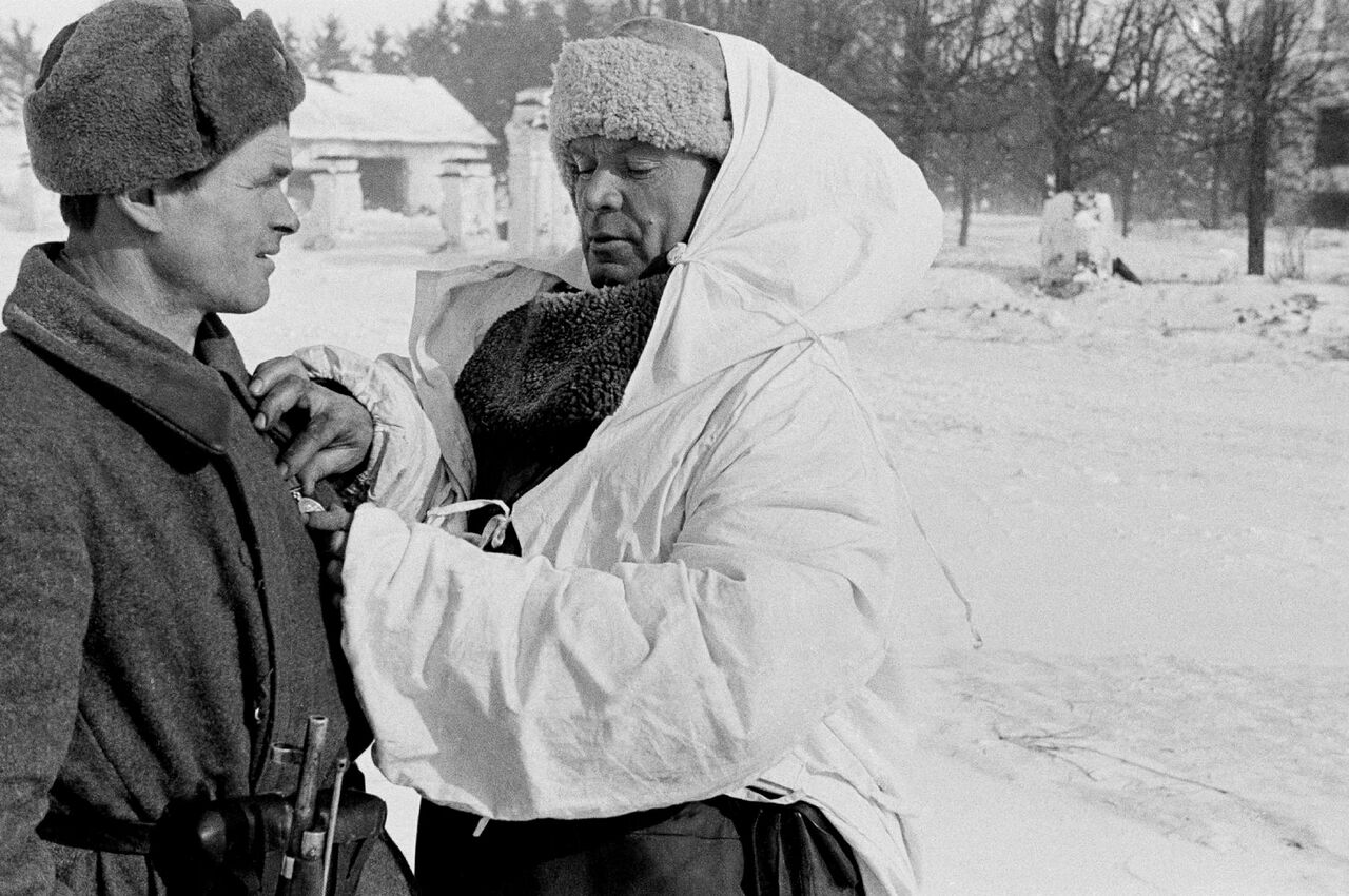 Герой Советского Союза, командующий 30-й армией Калининского фронта генерал-лейтенант Д.Д.Лелюшенко вручает медаль бойцу. 1942 г.