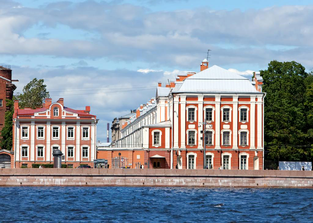 Здание Двенадцати коллегий. Современный вид