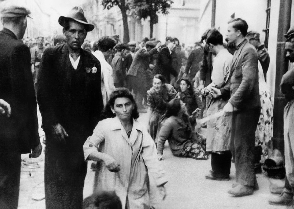 Собранные в толпу еврейские жители Львова ожидают расправы