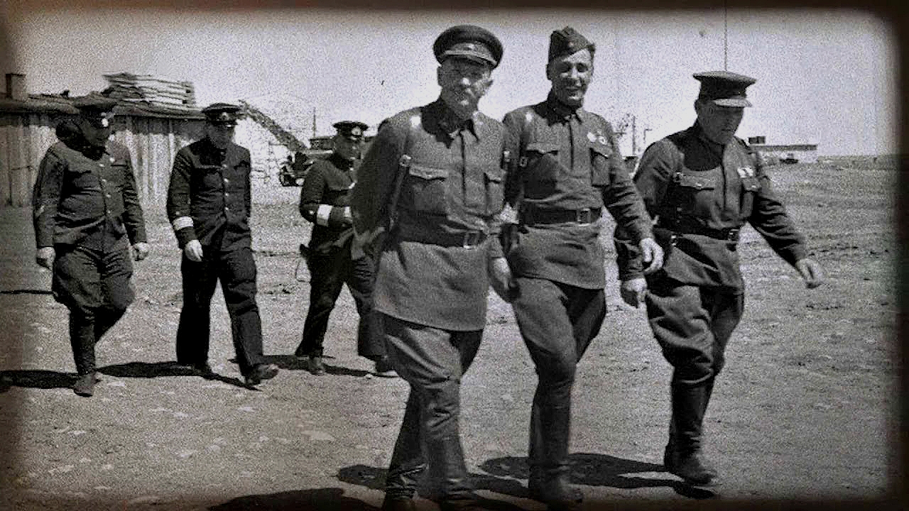 Генерал Петров (в первом ряду крайний слева) со своими подчинёнными на севастопольских позициях