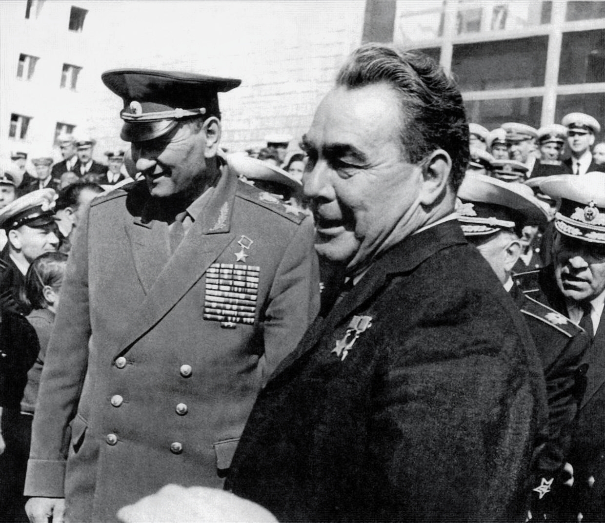 Маршал Гречко и Леонид Брежнев на встрече с офицерами