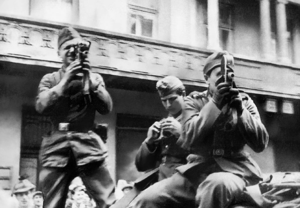 Немецкие фотографы снимают сцены погрома на камеры