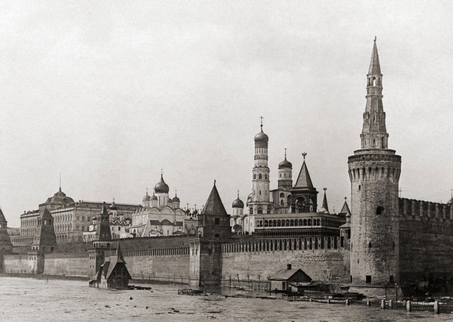 Вид Московского Кремля во время наводнения 1908 года