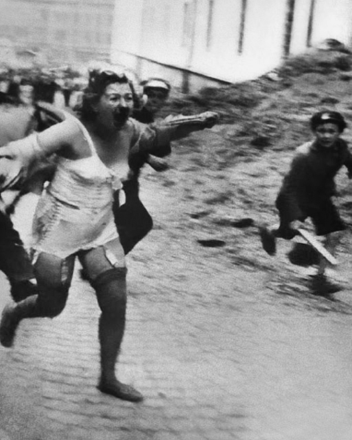 Раздетую до нижнего белья женщину преследуют и избивают галичанские мальчишки