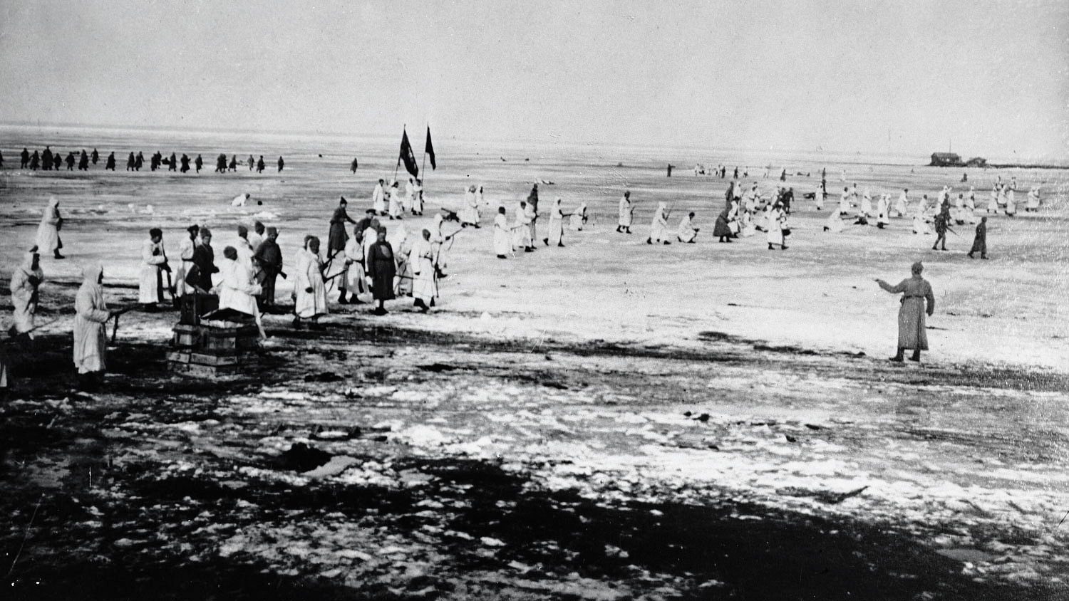 Советские части по льду Финского залива приближаются к Кронштадту( второй штурм)