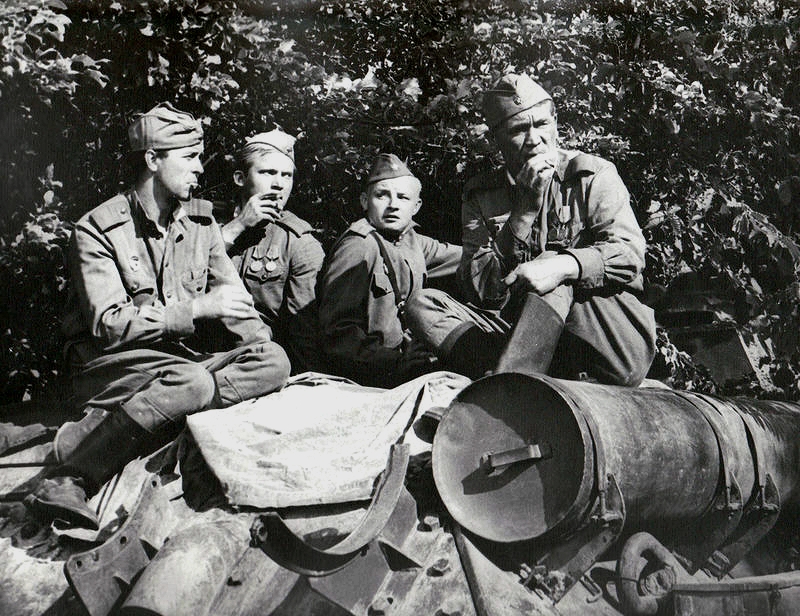 Экипаж самоходки во главе с младшим лейтенантом Мелешкиным