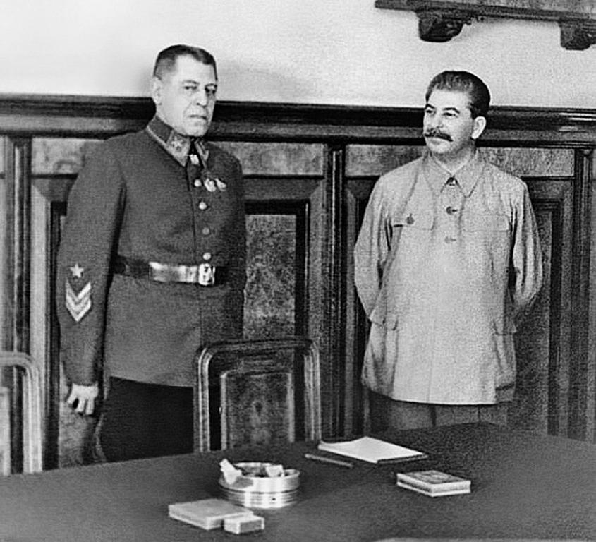 Глава Генштаба Шапошников на заседании Ставки под руководством Сталина