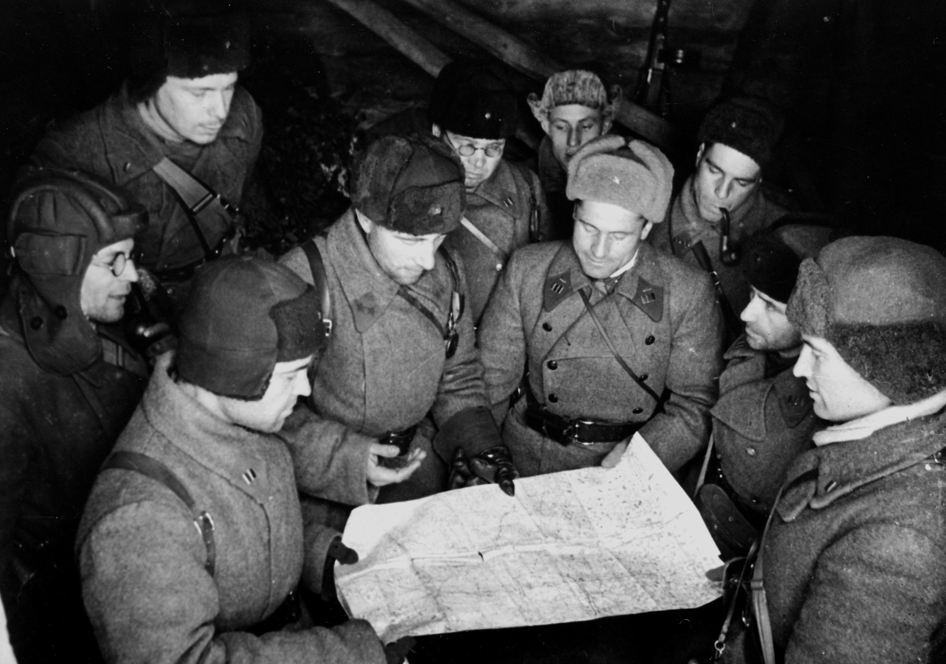 Катуков с офицерами 1-й гвардейской танковой бригады изучает карту. Декабрь 1941 года