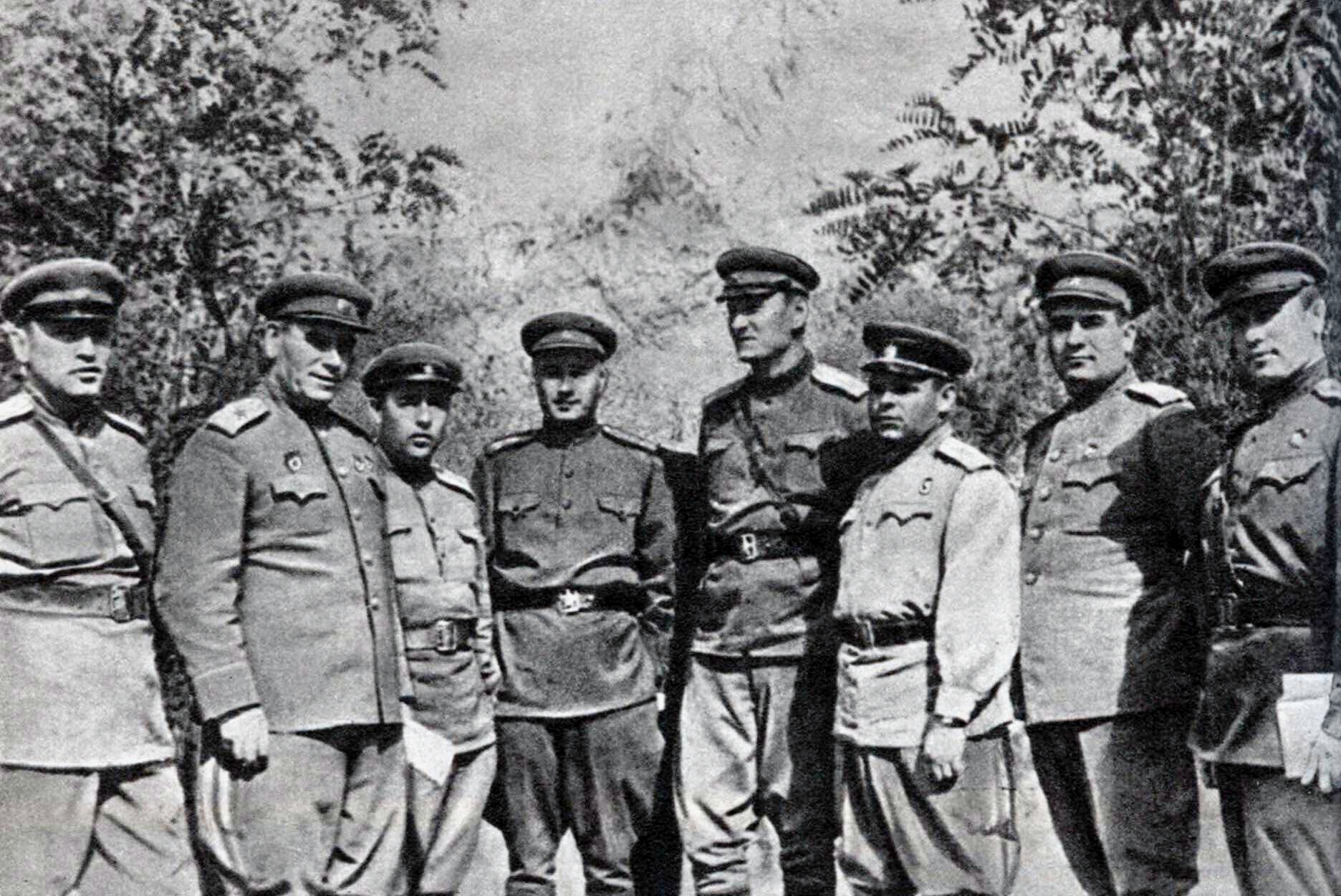 Командующий 56-й армией генерал-лейтенант А.А. Гречко (четвертый справа) среди офицеров и генералов 11-го гвардейского корпуса. 1943 г.