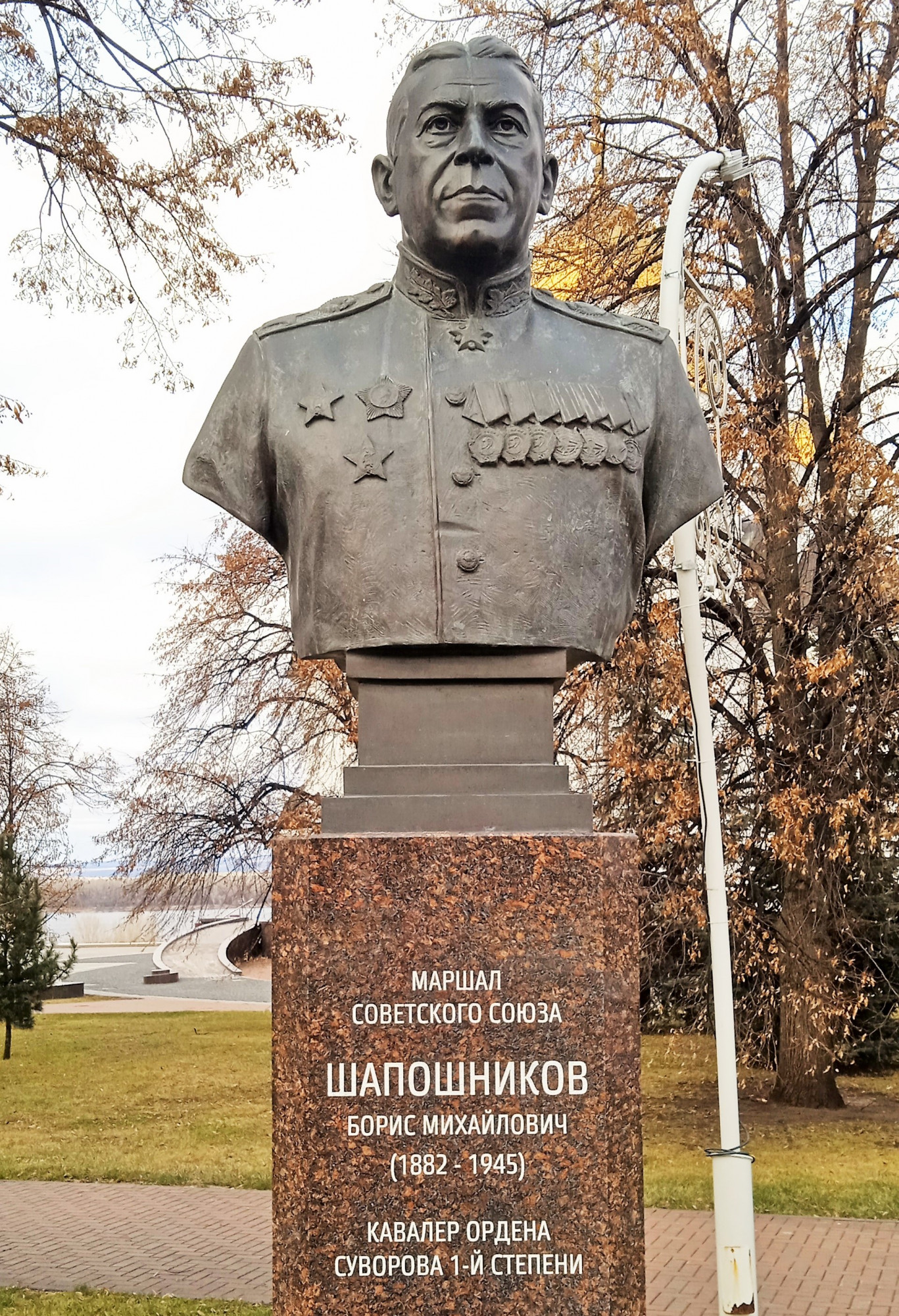 Памятный бюст маршала Шапошникова на площади Славы в Самаре