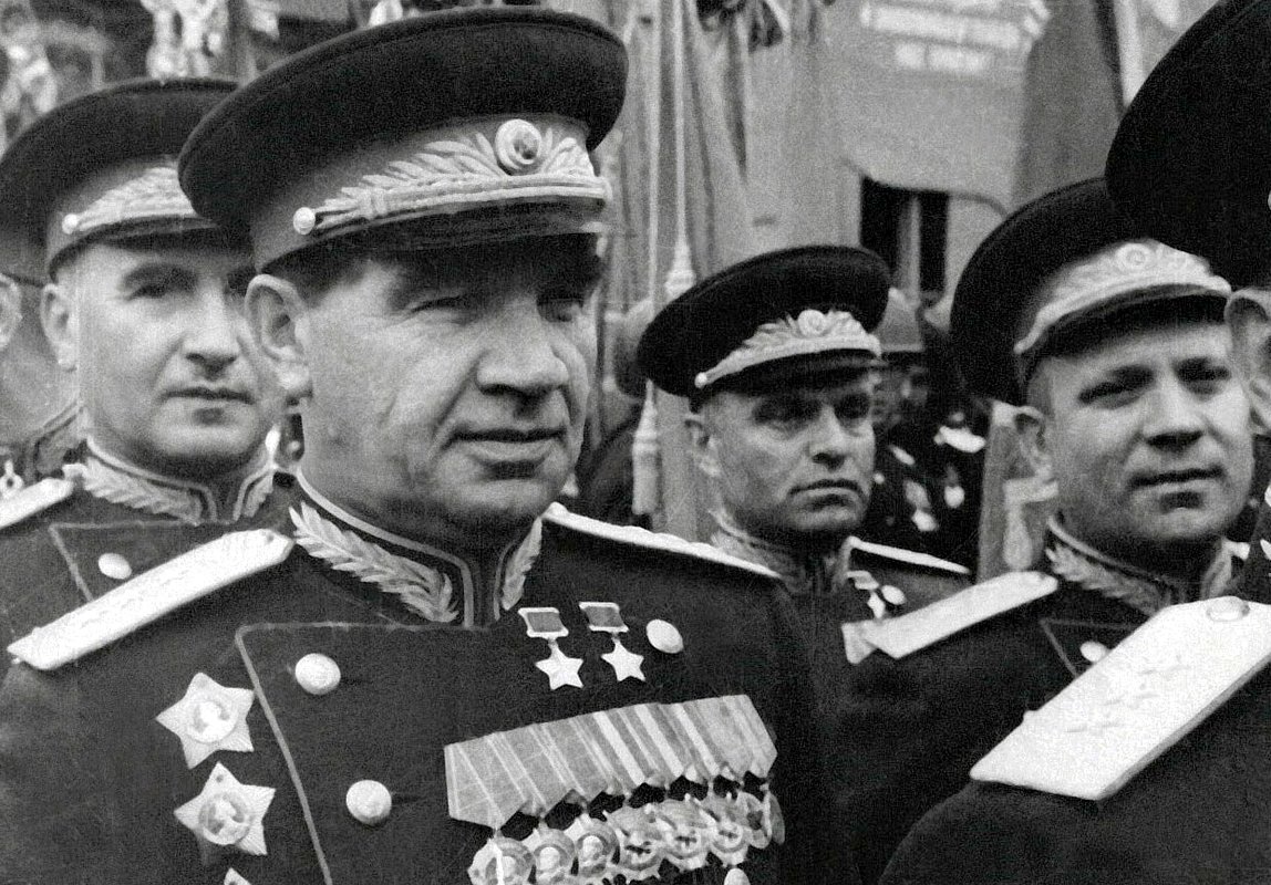  Дважды Герой Советского Союза генерал-полковник Василий Чуйков на параде Победы в Москве