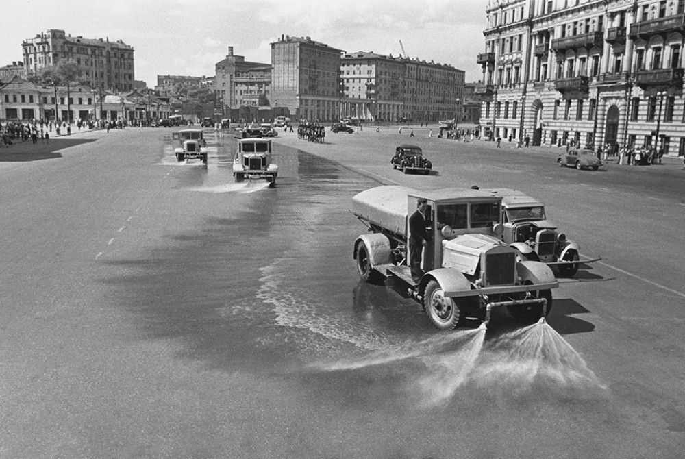 Поливальные машины символически убирают грязь за гитлеровцами