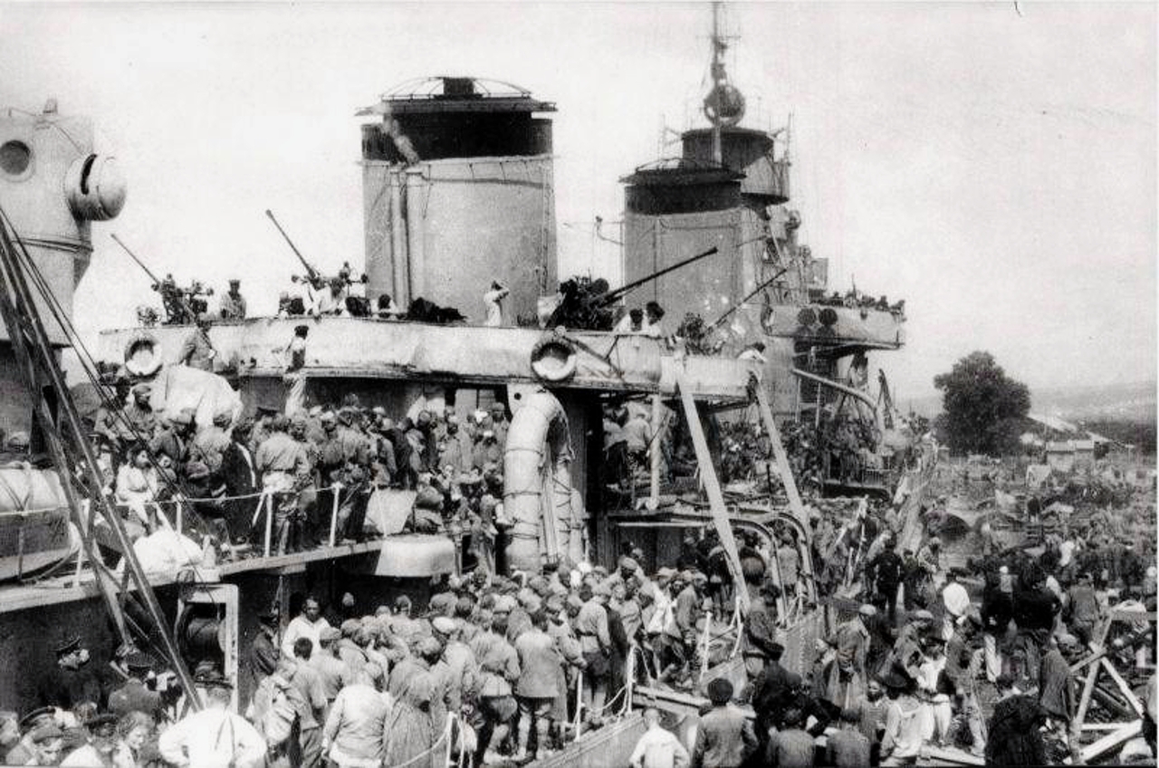 Раненые солдаты и эвакуируемые мирные жители, прибывшие из осажденного Севастополя, сходят на берег с борта лидера эсминцев «Ташкент» в порту Новороссийска