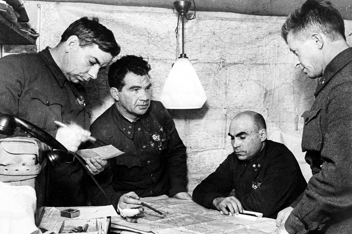 Члены Военного совета 62-й армии – начальник штаба армии Николай Крылов, командующий армии Василий Чуйков, член Военного Совета Кузьма Гуров и командующий 13-й гвардейской дивизией Александр Родимцев (слева направо) на командном пункте в Сталинграде