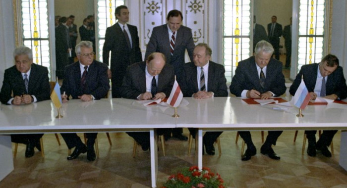 Леонид Кравчук, Станислав Шушкевич и Борис Ельцин после церемонии подписания соглашения о создании СНГ, 8 декабря 1991 года