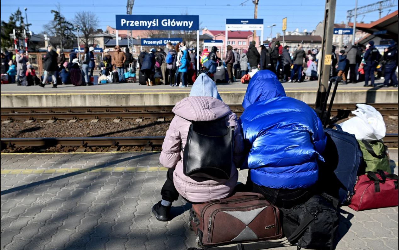Беженцы с Украины прибывают на железнодорожный вокзал в Пшемысле. 17 марта 2022 года.